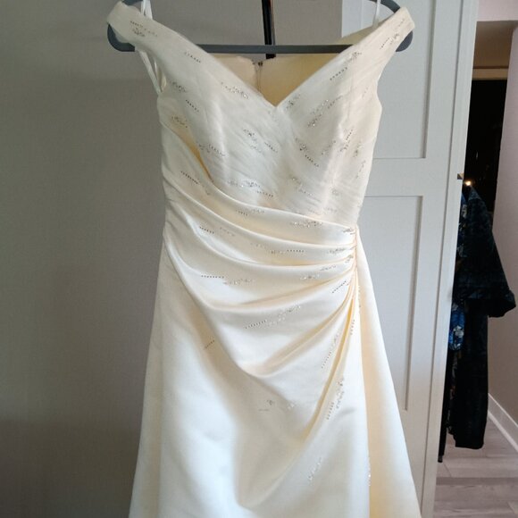 A new ivory satin simple elegant wedding gown in size 10 - Picture 1 of 7